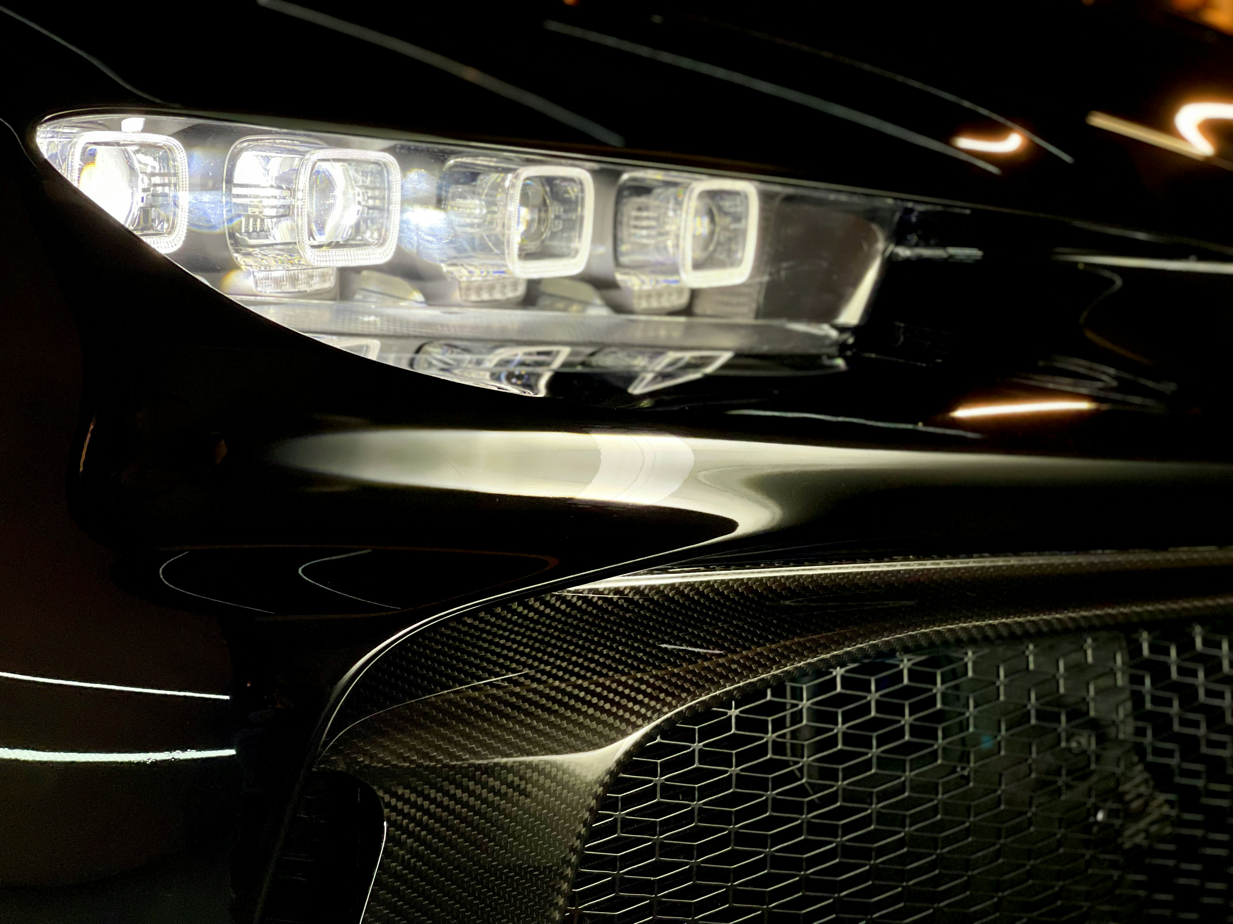 High-Quality Raw Materials: Pros and Cons of Carbon Fiber and Stainless Steel