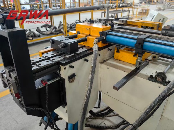 hydraulic tubing bender clamping and bending structure for precision pipe forming