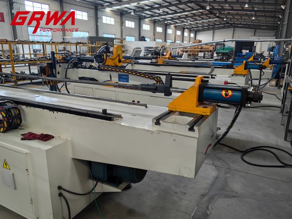 Hydraulic CNC pipe bending machine with mandrel bending system for high-precision 3D tube forming and reduced deformation.